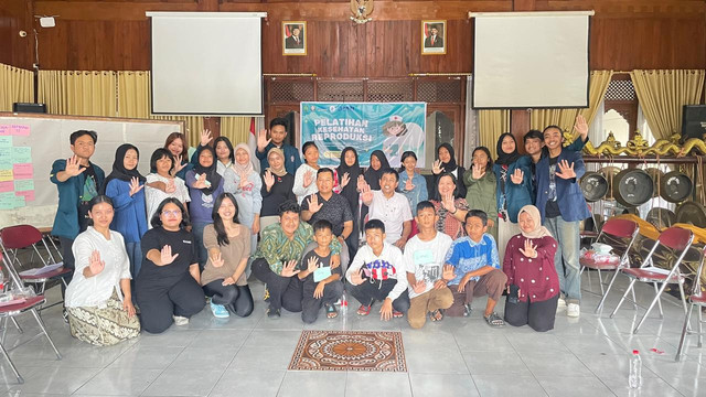 Gambar 1. Pelatihan Kesehatan Reproduksi Remaja bersama tim PKBI (Perkumpulan Keluarga Berencana Indonesia) Jateng dan Mahasiswa KKN Tim 1 UNDIP (Lokasi : Kantor Kelurahan Desa Sangkrah, Surakarta).