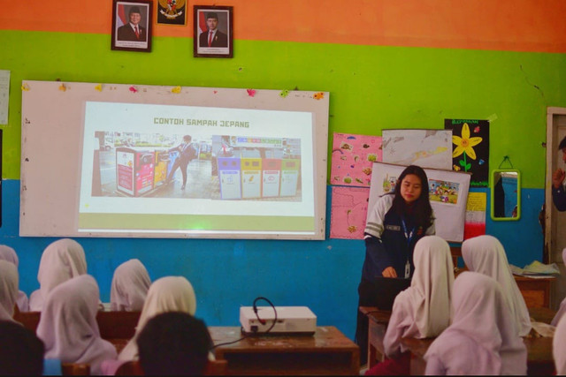 Foto Mahasiswa KKN Universitas Diponegoro, Ong Agata Yosephin V.H memperkenalkan budaya Jepang "Gomi Bunsetsu" kepada siswa-siswi SD 1 Pengarengan (3/2/2025)