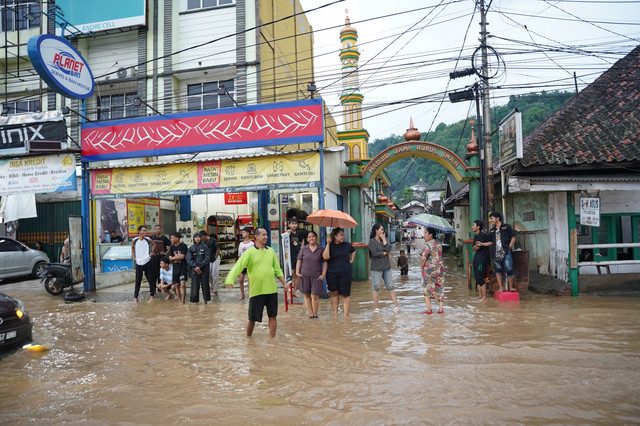 Banjir di Jalan Yos Sudarso, Way Lunik, Kecamatan Panjang, Bandar Lampung depan PT. Pelindo | Foto : Ist