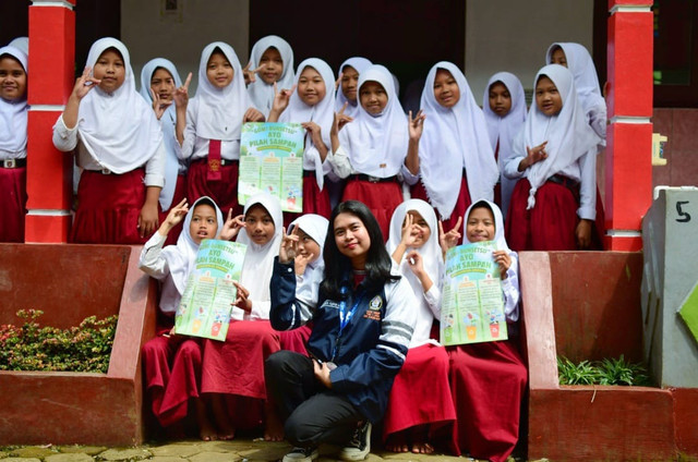 Foto Mahasiswa KKN Universitas Diponegoro, Ong Agata Yosephin V.H bersama siswi SD 1 Pengarengan (3/2/2025)