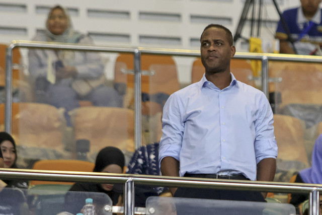 Pelatih Timnas Indonesia Patrick Kluivert menyaksikan langsung pertandingan BRI Liga 1 antara Dewa United melawan Persija Jakarta di Stadion Pakansari, Kabupaten Bogor, Jawa Barat, Sabtu (8/2/2025). Foto: Yulius Satria Wijaya/ANTARA FOTO