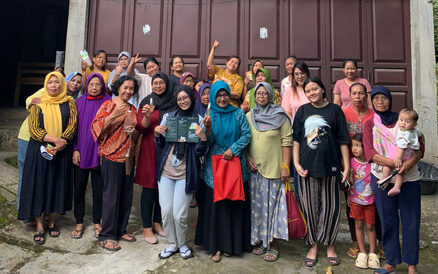 (Foto Bersama Mahasiswa KKN Tim 1 UNDIP, Galuh Qurfaniawati Bersama Warga Desa Karangnongko) Sumber: Dokumentasi KKN Tim 1 UNDIP Desa Karangnongko