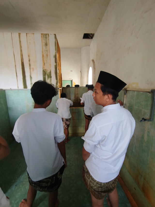 Tampak para santri sedang sabar mengantri di tempat wudhu' untuk melaksanakan salat Ashar berjamaah. Gambar diambil langsung oleh penulis