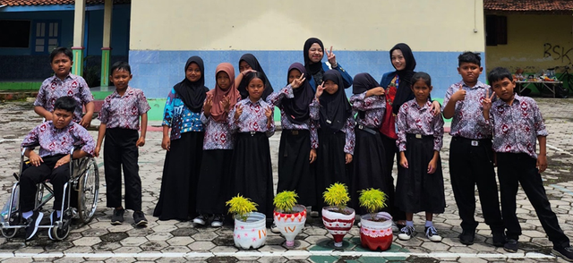 (Foto Bersama Mahasiswa KKN Tim 1 UNDIP, Galuh Qurfaniawati Bersama siswa SD Negeri 1 Karangnongko) Sumber: Dokumentasi KKN Tim 1 UNDIP Desa Karangnongko