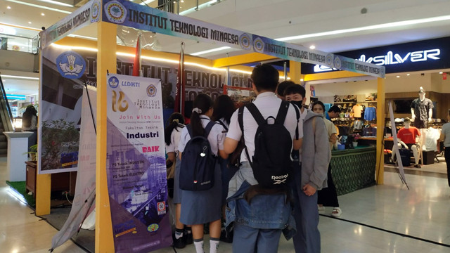 Sejumlah siswa saat mengunjungi salah satu stand perguruan tinggi pada Sulawesi Education And Techno Expo 2025.