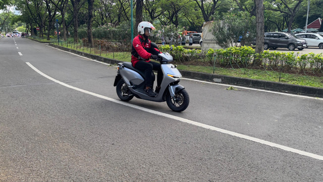 First ride motor listrik Honda CUV e: dan mencoba fitur RoadSync Duo di area tertutup, Jakarta.  Foto: Sena Pratama/kumparan