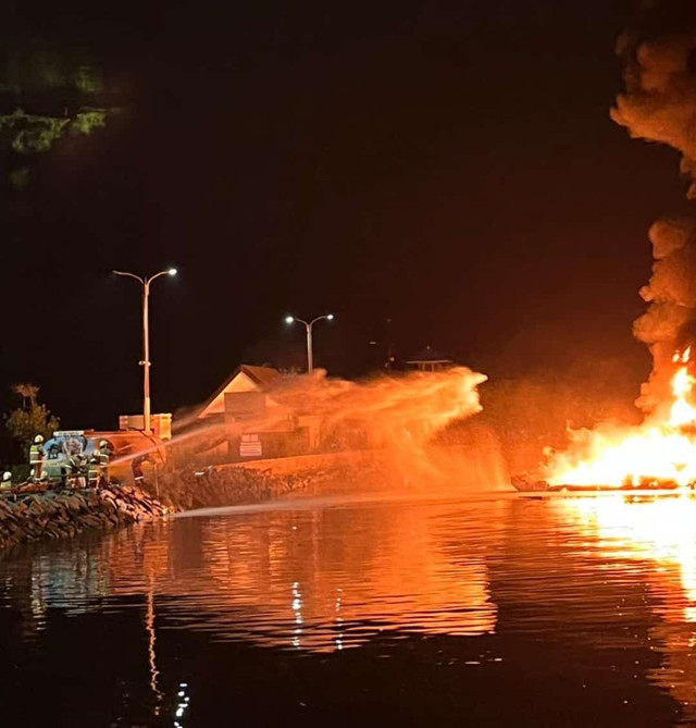 Api melahap kapal di Dermaga Marina Ancol, pada Sabtu (8/2) malam. Foto: Dok. Istimewa