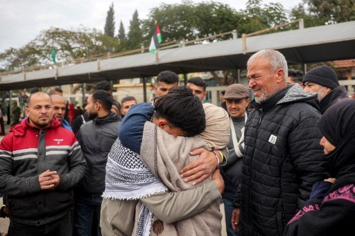 Momen seorang tahanan Palestina bertemu ibunya pertama kali sejak ditahan Israel pada 2009 silam Foto: Eyad BABA / AFP