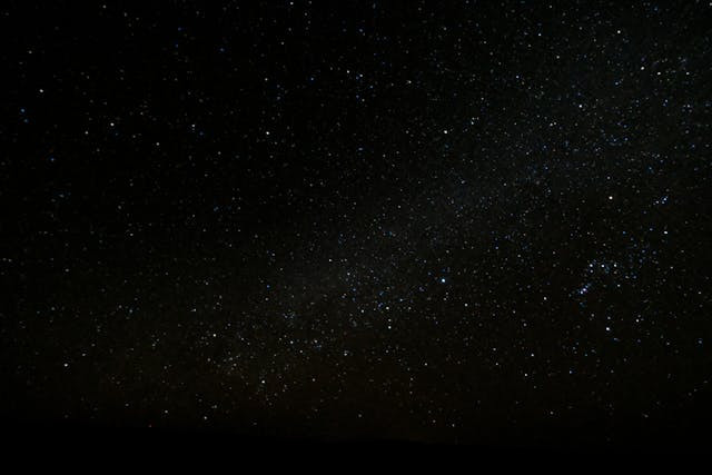 Ilustrasi cara melihat hujan meteor Alpha Centaurids. Sumber foto: Pexels/Francesco Ungaro