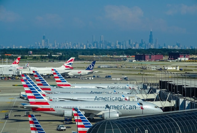 Maskapai dengan Pesawat Terbanyak di Dunia. Foto Maskapai American Airlines. Sumber: unsplash.com/Miguel Ángel Sanz