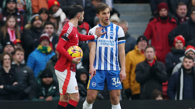 Joel Veltman (kanan) dalam laga membela Brighton and Hove Albion di Liga Inggris pada Januari 2025. Foto: REUTERS/Phil Noble