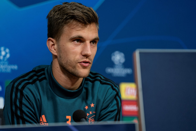 Potret Joel Veltman pada 2019 usai jelang membela Ajax Amsterdam. Foto: Mark MARLOW / AFP