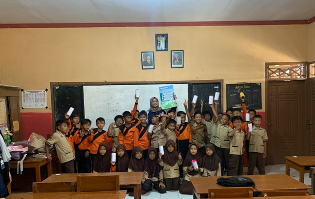 (Foto Kegiatan Edukasi Pentingnya 3R dan Menabung Sejak Dini di SD N Sidorejo) Sumber: Dokumentasi KKN Tim 1 UNDIP Desa Sidorejo