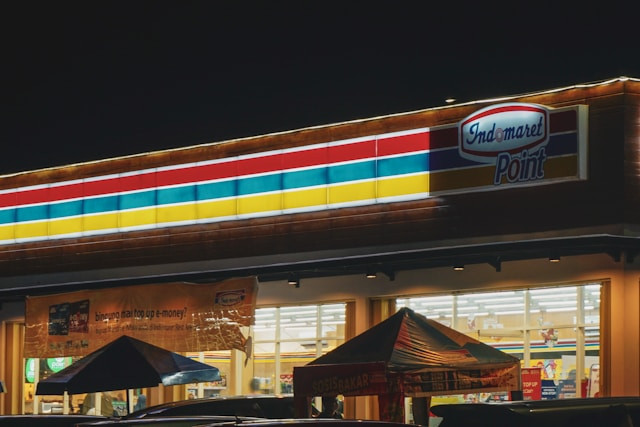 Jajanan di Indomaret. Foto: Indomaret. Sumber: unsplash/ Fawwaz Ali.