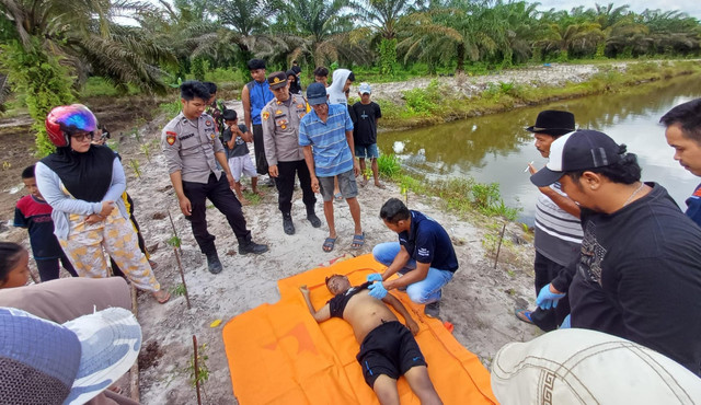 Jenazah korban tenggelam di kolam saat dievakuasi. Foto: Muhamad Zain/Hi!Pontianak