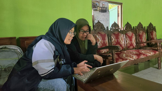 Gambar 1. Pelatihan Pembuatan Daftar Hadir Kader secara Digital bersama Ibu Ika