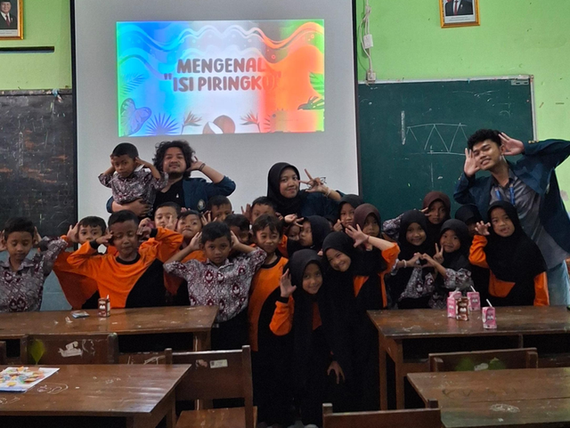 Kegiatan foto bersama setelah kegiatan sosialisasi mengenalkan konsep isi piringku (Sumber: Dokumentasi Pribadi KKN Tim 1 UNDIP Desa Karangnongko)