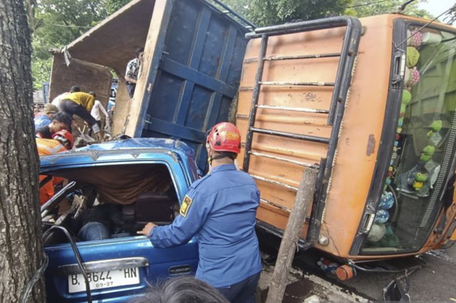 Kondisi kecelakaan maut di Jalan Raya Palabuhanratu, tepatnya di Kampung Cijarian, Kabupaten Sukabumi, Jawa Barat, Sabtu (8/2/2025). Foto: Aditia Aulia Rohman/Antara