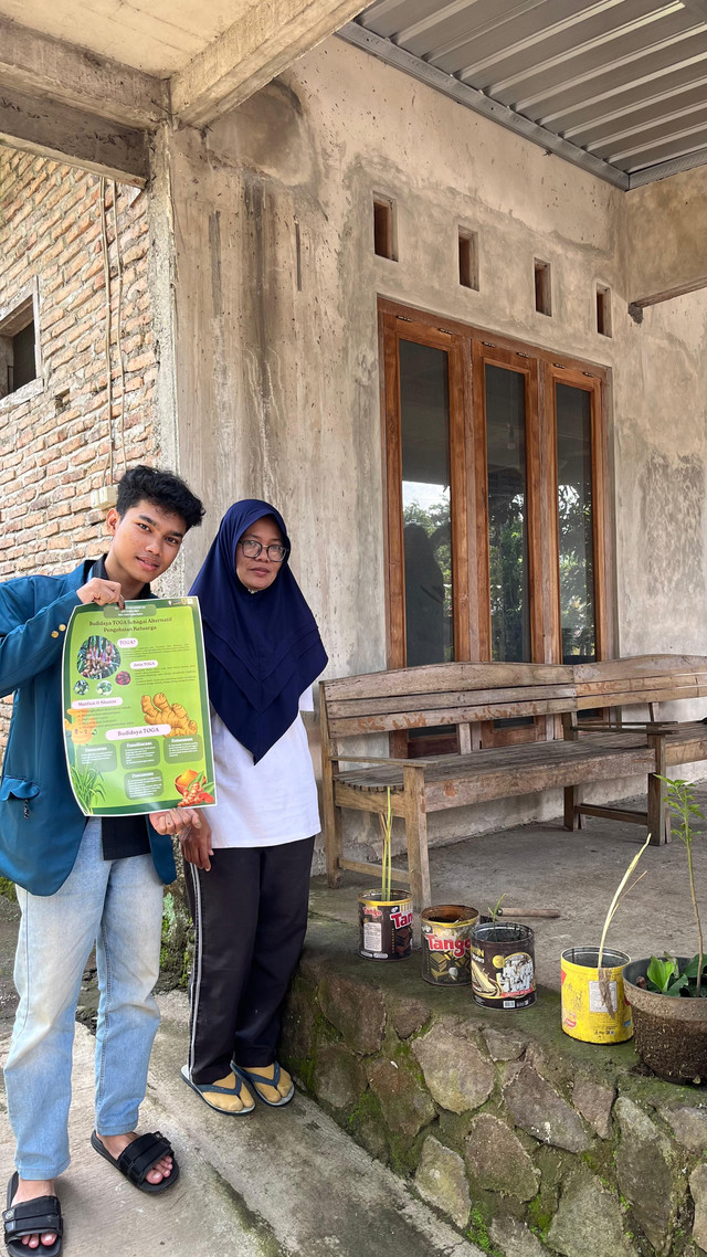 Demonstrasi dan pemaparan materi budidaya TOGA di salah satu rumah warga Desa Karangnongko