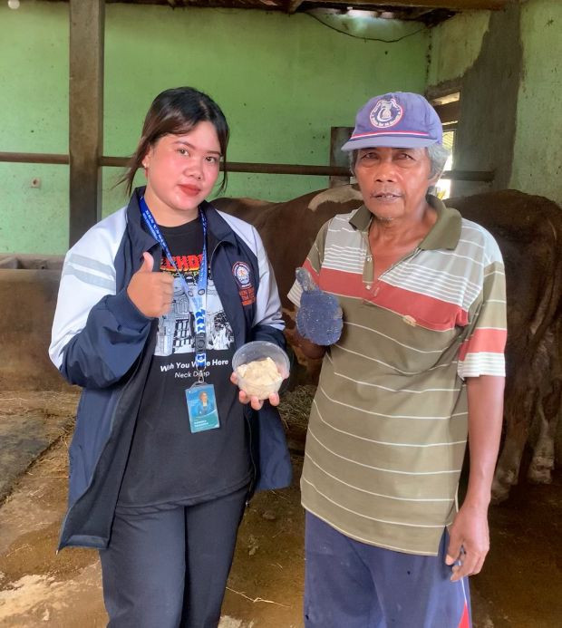 Penyerahan Produk Pakan Sapi dari Limbah UMKM Tempe dan Tahu kepada salah satu Peternak Sapi di Desa Kedungjambal (Sumber: Dokumentasi Pribadi KKN TIM I UNDIP Desa Kedungjambal)