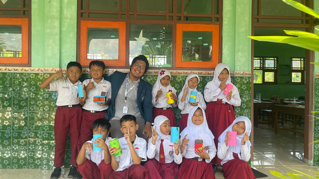 Pembuatan Celengan Bersama Murid Kelas 3 SD N 1 Tempurharjo oleh Dimas Gandung (Sumber: Dokumentasi KKN Tim 1 UNDIP Desa Tempurharjo)