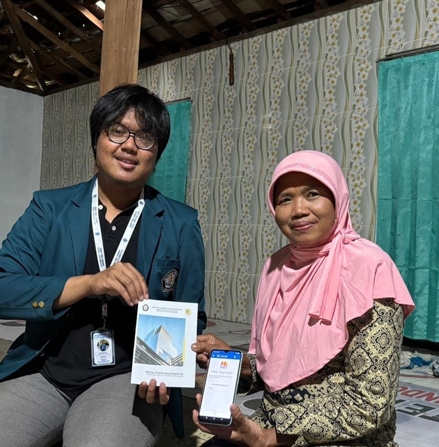 Foto Bersama Ibu Salah Satu Pemilik UMKM Di Desa Tempurharjo (Sumber: Dokumentasi KKN Tim 1 UNDIP Desa Tempurharjo)