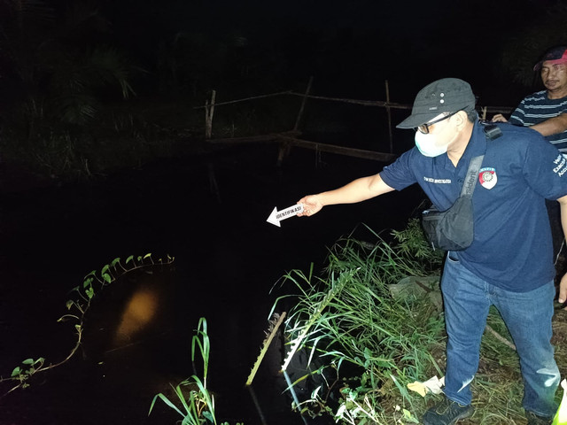 Petugas melakukan identifikasi di lokasi penemuan mayat bayi berjenis kelamin laki-laki di Sambas. Foto: Dok. Satreskrim Polres Sambas