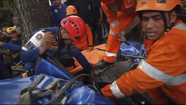 Petugas mengevakuasi korban kecelakaan maut truk di Sukabumi. Foto: Dok. Istimewa