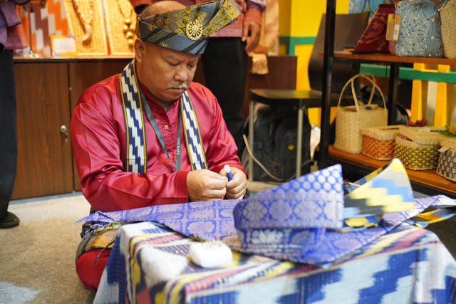 Suherman saat memperagakan pembuatan Tanjak di INACRAFT 2025. Foto: Dok. Prokopim Pemkot Pontianaj