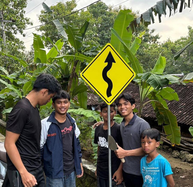 Pemasangan Rambu Lalu Lintas Untuk Mengurangi Kecelakaan Oleh Rios Paldo Harianja Mahasiswa KKN Tim 1 UNDIP Desa Tempurharjo (Sumber: Dokumentasi KKN Tim 1 UNDIP Desa Tempurharjo)