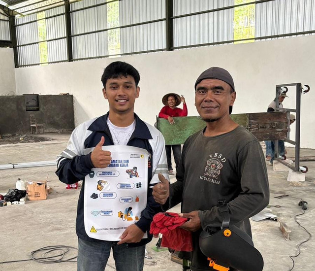 Edukasi K3 dan Bagikan Penutup Muka Las dan Sarung Tangan Kepada Bengkel Desa Tempurharjo (Sumber: Dokumentasi KKN Tim 1 UNDIP Desa Tempurharjo)