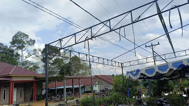 Lokasi tenda pernikahan di Desa Manter yang membuat warga tewas tersetrum karena menyentuk kabel listrik PLN. Foto: Dok Polsek Sungai Tebelian