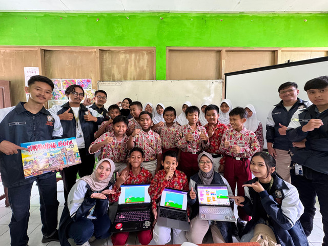 Foto bersama siswa kelas 6 SDN 03 Gumiwang Lor dengan hasil karya masing-masing kelompok. Sumber : Dokumentasi Pribadi