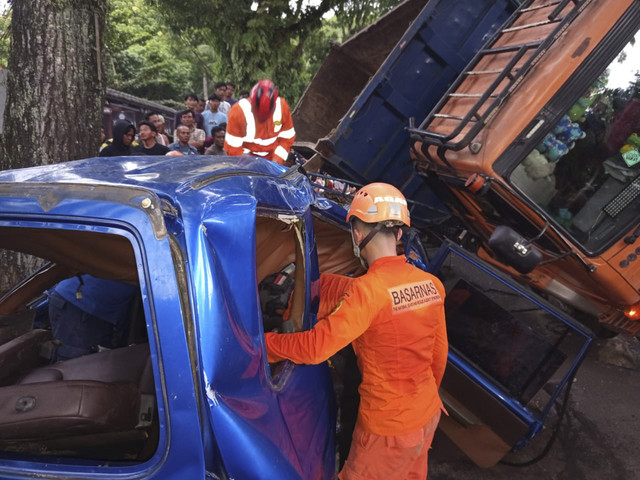 Petugas mengevakuasi korban kecelakaan maut truk di Sukabumi. Foto: Dok. Basarnas