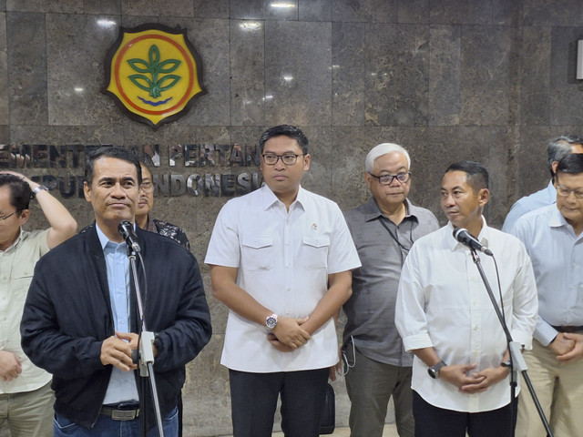 Pertemuan Menteri Pertnian (Mentan) Amran Sulaiman dengan Direktur Utama Bulog Novi Helmy di Kantor Kementerian Pertanian (Kementan) pada Minggu (9/2/2025). Foto: Argya D. Maheswara/kumparan 