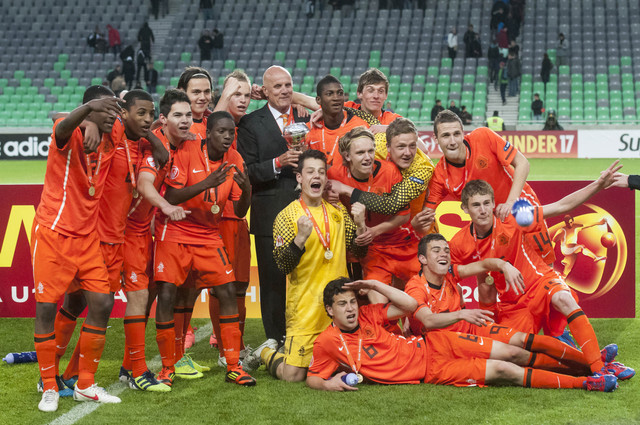 Para pemain Belanda U-17 melakukan selebrasi setelah memenangkan pertandingan final Kejuaraan Sepak Bola U-17 Eropa UEFA antara Jerman dan Belanda di Ljubljana pada (16/5/2012). Foto: Jure Makovec/AFP