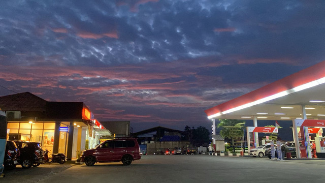 Suasana senja di sebuah SPBU. Dokumentasi Pribadi Penulis.