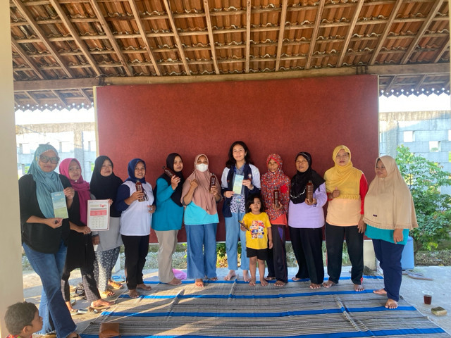 Kegiatan Pendampingan dalam Pembuatan Pupuk Organik Cair dari Air Cucian Beras bersama Kelompok Wanita Tani Desa Karangwuni (Rabu, 5/2)