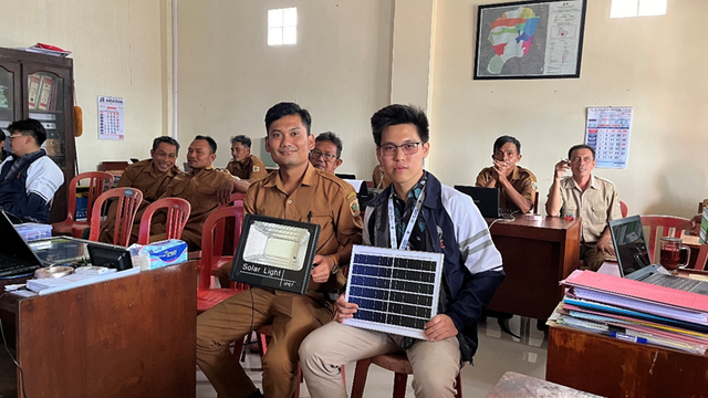 Foto kegiatan pelatihan instalasi lampu LED hemat energi pada Perangkat Desa Sindukarto, Senin (03/02/2025) (foto: Dok KKN).