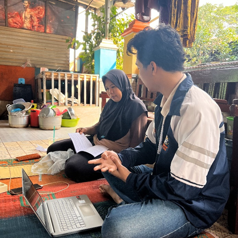 Foto pendampingan pembuatan pembukuan sederhana bersama Ibu Tuning, Pemilik usaha Pawon Berkah (24/1/25). Source : Pribadi