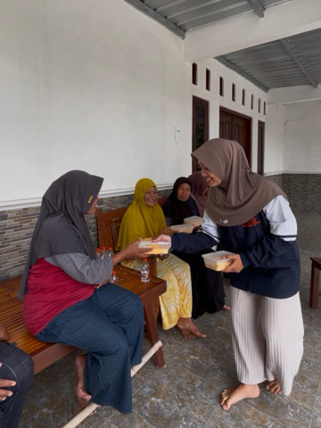 Pemberian Produk Nugget dari Ampas Tahu (Sumber : Dokumentasi Pribadi TIM 1 KKN UNDIP 2025)