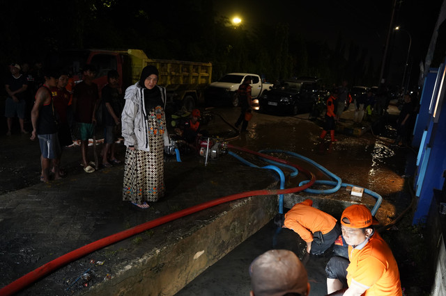 Wali Kota Bandar Lampung, Eva Dwiana, saat memantau perbaikan dan pembersihan drainase di Jalan Yos Sudarso, Way Lunik, Kecamatan Panjang, Bandar Lampung | Foto : Ist