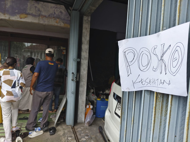 Puluhan orang dilaporkan mengalami keracunan di Pedukuhan Krasakan, Kalurahan Lumbungrejo, Kapanewon Tempel, Kabupaten Sleman, Minggu (9/2/2025). Foto: Arfiansyah Panji Purnandaru/kumparan