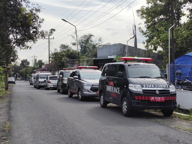 Puluhan orang dilaporkan mengalami keracunan di Pedukuhan Krasakan, Kalurahan Lumbungrejo, Kapanewon Tempel, Kabupaten Sleman, Minggu (9/2/2025). Foto: Arfiansyah Panji Purnandaru/kumparan