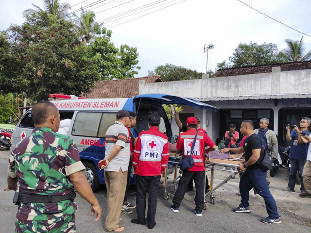 Puluhan orang dilaporkan mengalami keracunan di Pedukuhan Krasakan, Kalurahan Lumbungrejo, Kapanewon Tempel, Kabupaten Sleman, Minggu (9/2/2025). Foto: Arfiansyah Panji Purnandaru/kumparan