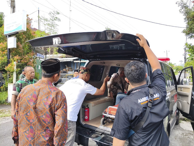 Puluhan orang dilaporkan mengalami keracunan di Pedukuhan Krasakan, Kalurahan Lumbungrejo, Kapanewon Tempel, Kabupaten Sleman, Minggu (9/2/2025). Foto: Arfiansyah Panji Purnandaru/kumparan