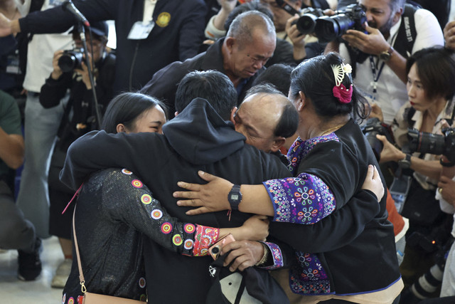 Kerabat memeluk seorang sandera Thailand yang dibebaskan dari Gaza di Bandara Suvarnabhumi Bangkok, di Samut Prakan, Thailand, Minggu (9/2/2025). Foto: Athit Perawongmetha/REUTERS