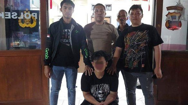 Terduga pelaku pembunuhan terhadap seorang tukan ojek di Minahasa Selatan, saat ditangkap anggota Polsek Tikala, Kota Manado. (foto: istimewa Polsek Tikala)