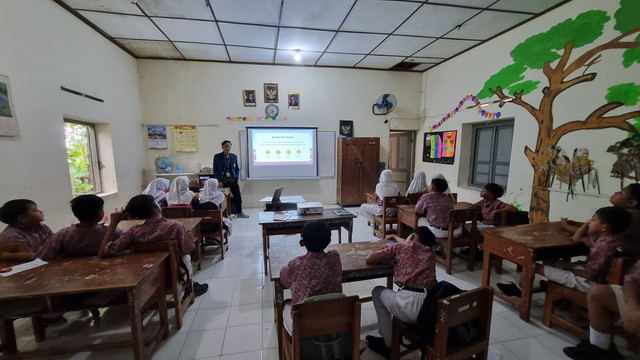 Mahasiswa KKN UNDIP Kenalkan Rambu Lalu Lintas kepada Siswa SD Malangjiwan