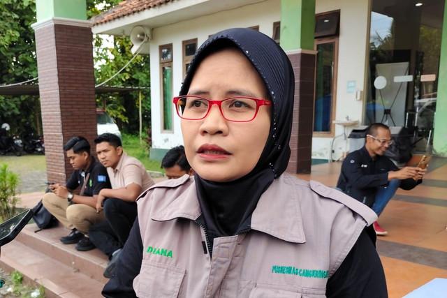 Kepala Puskesmas Tempel 1 dr Diana Kusmawati memberikan keterangan pers warga yang mengalami keracunan makanan di Pedukuhan Krasakan, Kalurahan Lumbungrejo, Kapanewon Tempel, Kabupaten Sleman, Minggu (9/2/2025). Foto: Arfiansyah Panji Purnandaru/kumparan